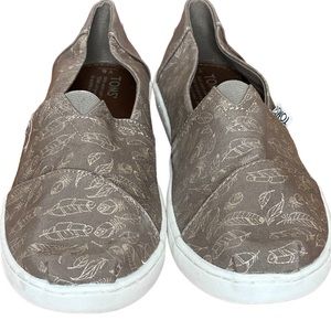 NWOT Kids TOMS Desert Taupe Foil Feathers size 6